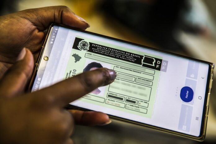 Renovação automática de CNH beneficia 300 mil na primeira semana