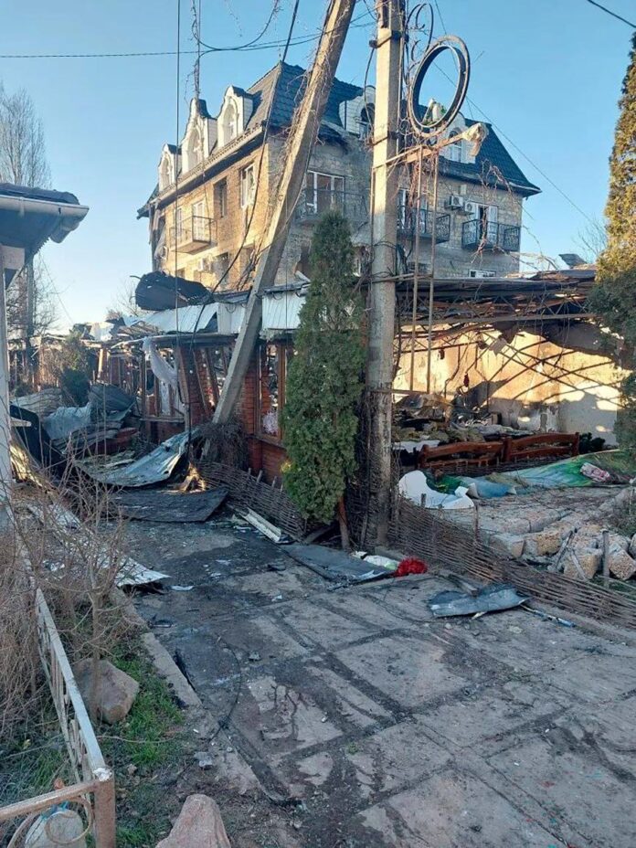 Foto divulgada pelo governador da região de Kherson, Vladimir Saldo, nomeado pela Rússia, mostra o local de um ataque com drone a um hotel em Khroly, em 1º de janeiro de 2026.