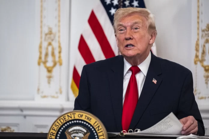 Presidente dos EUA Donald Trump participa de uma chamada com militares americanos de seu clube Mar-a-Lago, na Flórida, no Dia de Ação de Graças, em 27 de novembro de 2025, em Palm Beach, Flórida.