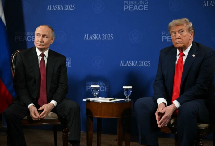 Presidente dos EUA, Donald Trump, e presidente russo, Vladimir Putin em encontro de 2025 para tratar da Ucrânia