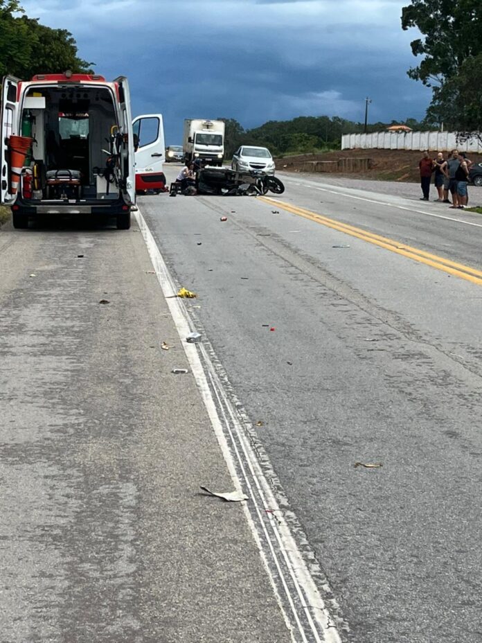 Acidente entre carro e moto na BR-494, em Cláudio, deixa dois homens gravemente feridos