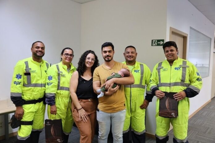Família de bebê nascido na BR-040 reencontra equipe de resgate