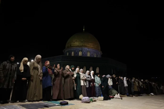 Fieis muçulmanos rezam em frente à mesquita de Al Aqsa no início do Ramadã 2026