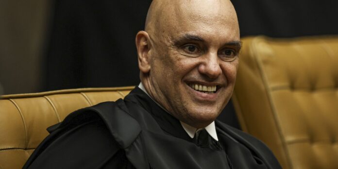 Na primeira sessão de julgamento do STF, Moraes repudia ataques ao STF