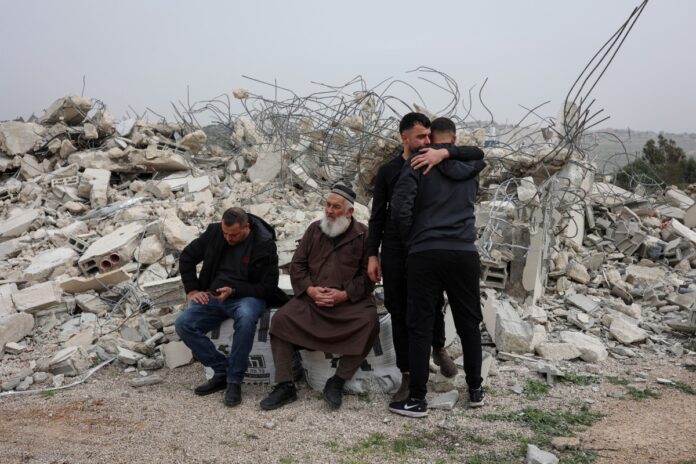 Palestinos em frente a outra casa demolida por Israel na Cisjordânia, nesta segunda (9)