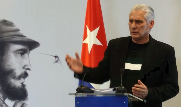Esta captura de tela da TV cubana, divulgada em 5 de fevereiro de 2026, mostra o presidente de Cuba, Miguel Díaz-Canel, falando durante uma coletiva de imprensa em Havana, em 4 de fevereiro de 2026.