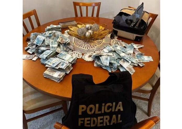 deputado estadual Flávio Serafini (Psol-RJ) articula, nos corredores da Assembleia Legislativa (Alerj), as últimas assinaturas necessárias para instalar uma CPI