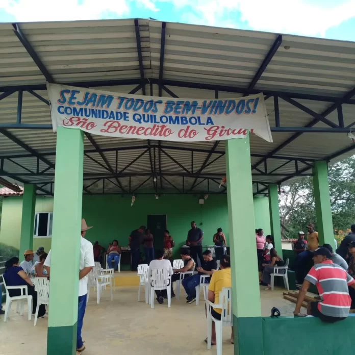 Em uma das reuniões, moradores relataram divergências internas: de um lado, a maioria quilombola defendendo a realização da consulta; de outro, alguns moradores que preferiam negociar, de forma imediata, possíveis benfeitorias com a mineradora.