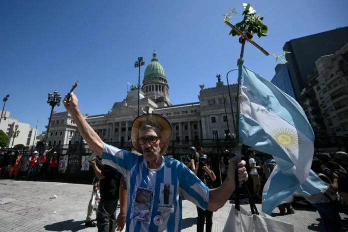 Protestos do lado de fora do Congresso argentino, em Buenos Aires