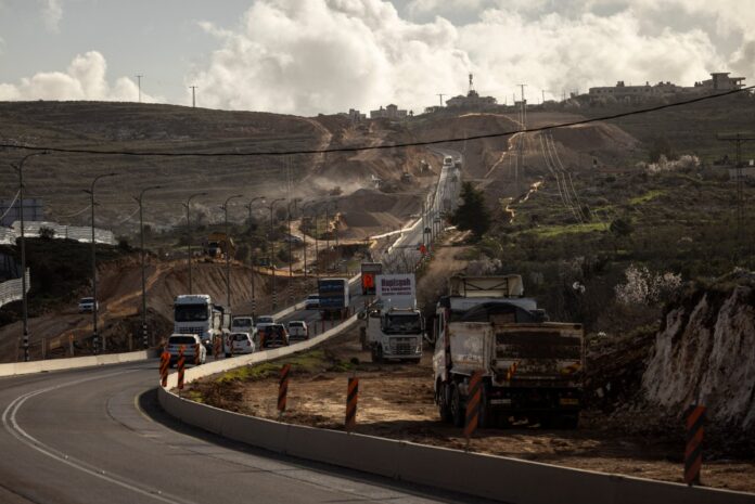 Obras israelenses em terra palestina ocupada, peerto de Ramallah