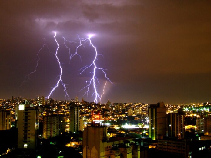 Agência Minas Gerais | Centro meteorológico permite à Cemig antecipar riscos e planejar resposta a tempestades em Minas