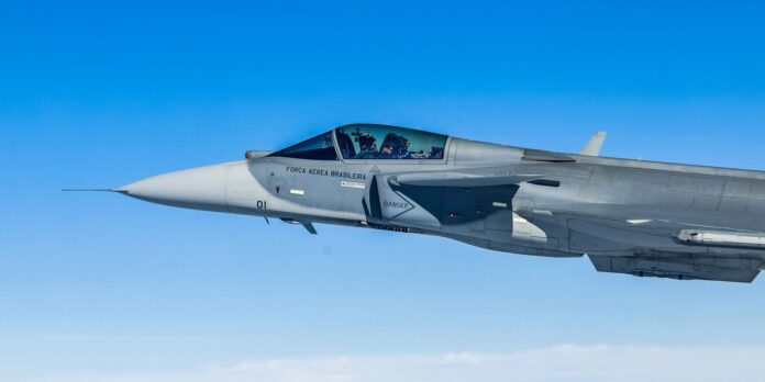 Brasil apresenta primeiro caça F-39 Gripen fabricado no país