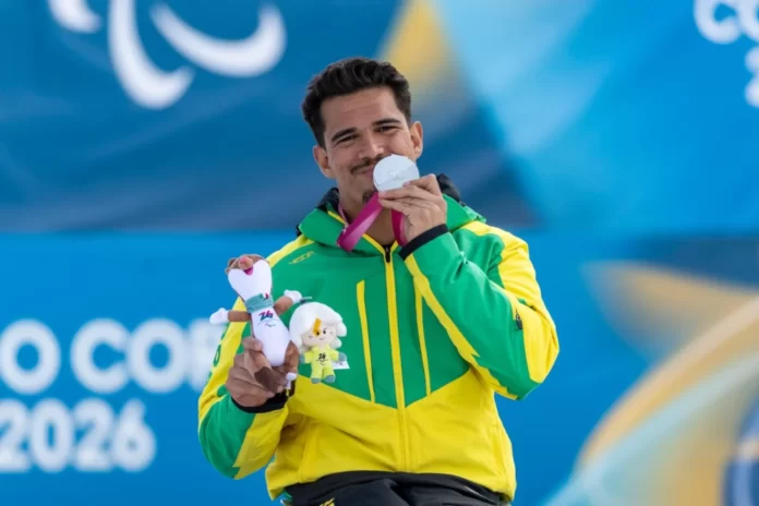 Cristian Ribera, com a medalha de prata, nos Jogos Paralímpicos de Inverno Milão-Cortina 2026 