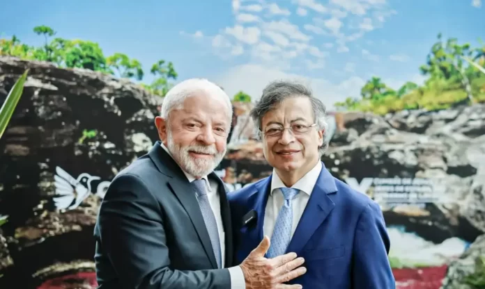 Imagem mostra os presidentes Lula e Gustavo Petro (Colômbia) de terno e gravata, à frente de painel de divulgação da Cùpula da Celac