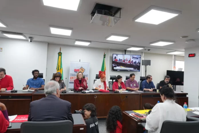Debate reuniu parlamentares de diversos paises na Assembleria legisdlativa do RS