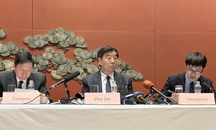 Zhai Jun, enviado especial da China para o Oriente Médio, durante sua missão de vários dias pela região. Com aeroportos fechados, a comitiva viajou de ônibus entre países, enquanto interceptores explodiam no céu. Ele falou sobre a missão durante conferência de imprensa em Pequim, reforçando o compromisso da China com a soberania do Irã, o direito internacional e o multilateralismo na diplomacia da paz.