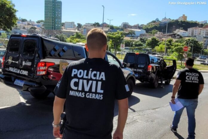 Homem é preso após ameaçar matar companheira em MG