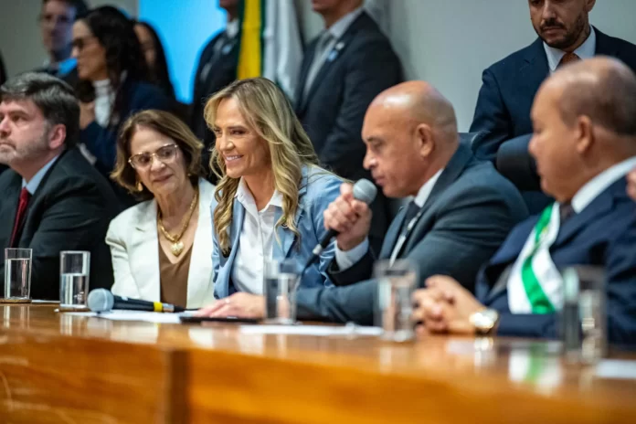 baneis Rocha assina renúncia em Ceilândia, durante celebrações dos 55 anos da cidade, encerrando seu mandato à frente do GDF.