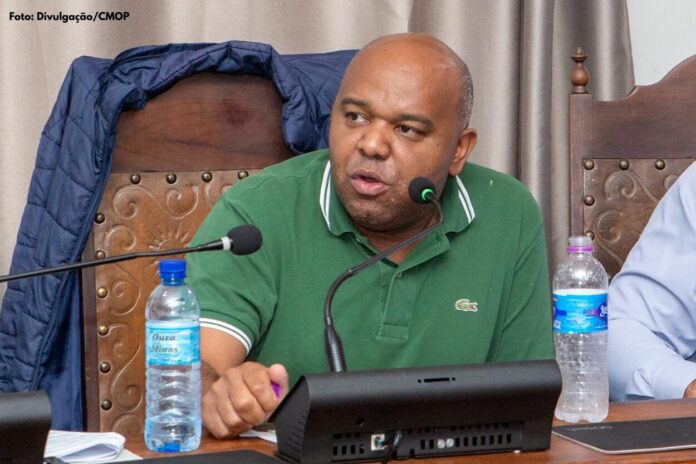 Sem reforma, escadarias viram risco e Alex Brito cobra explicações da Prefeitura de Ouro Preto