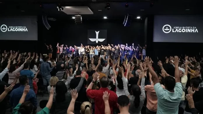 Fiéis mostraram indignação com a "falta de transparência" da Igreja Batista da Laginha após envolvimento da instituição no escândalo do banco Master.