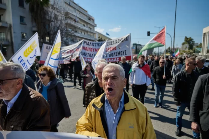 Protesto contra ataque dos EUA e de Israel ao Irã em frente à embaixada dos EUA em Atenas, neste domingo (1º)