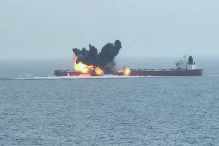 Petroleiro liberiano atacado por houthis no Mar Vermelho em 2024