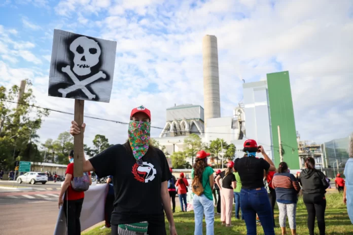 Mulheres sem terra em manifestação em frente a CMPC em Guaíba (RS) durante a Jornada Nacional de Lutas contra o monocultivo da silvicultura