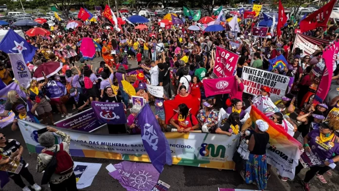 Ato de mulheres na Torre de TV de Brasília pressiona Congresso por avanço de projeto contra misoginia