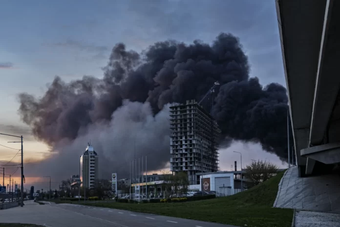 Fumaça encobre a capiral ucraniana de Kiev após um ataque russo em 16 de abril de 2026