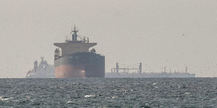 Saída dos Emirados Árabes da Opep provoca nova alta do petróleo