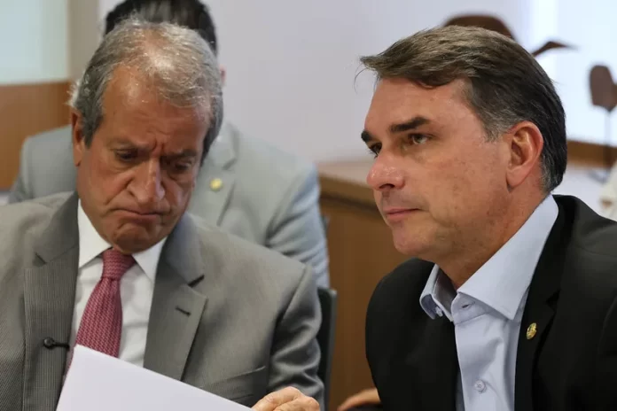 O presidente nacional do PL, Valdemar Costa Neto (esquerda), e o pré-candidato à Presidência da República Flávio Bolsonaro (PL/RJ)