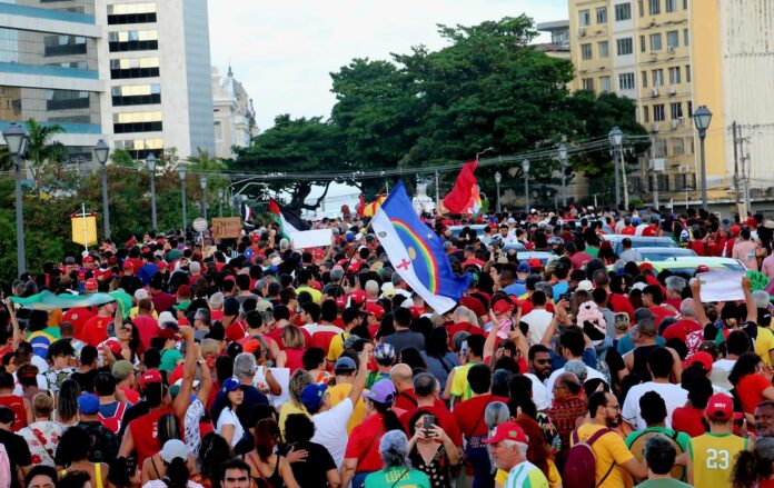 Pernambucanos protestam contra a PEC da Blindagem, nas ruas do Recife
