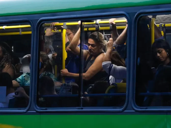 Trabalhadores usam ônibus em deslocamento na volta para casa, na região da Central do Brasil.