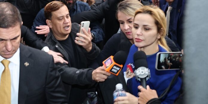 Influencer Deolane Bezerra é 