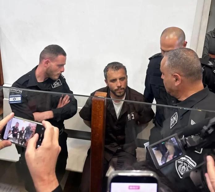 Thiago Ávila durante audiência em tribunal israelense