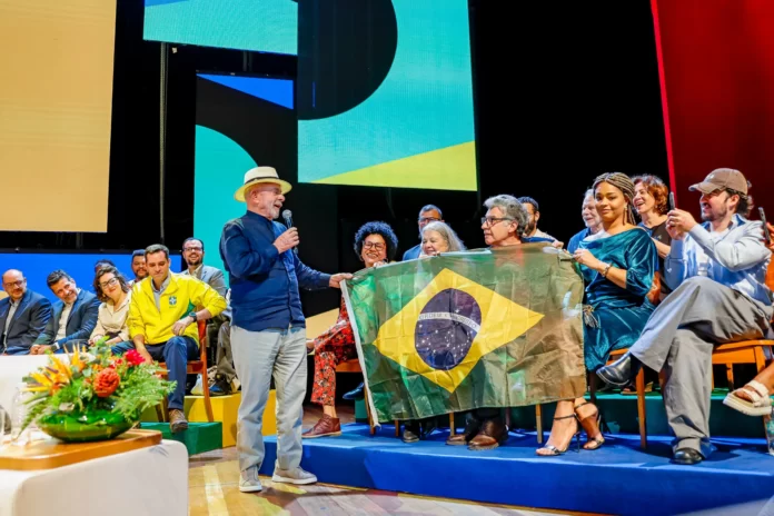 Durante lançamento da plataforma Tela Brasil, Lula disse ser preciso impedir que símbolos nacionais sejam dominados por grupos políticos