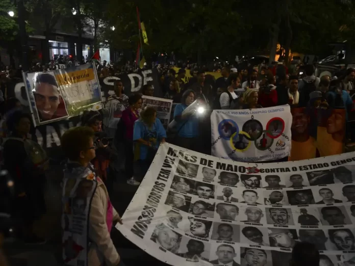 Caminhada pelos dez anos dos Crimes de Maio nas ruas do centro de São Paulo, em 2016