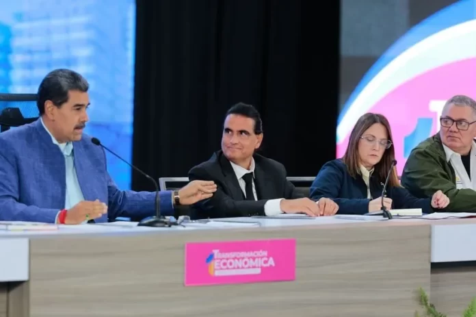 Saab (ao centro) foi Ministro da Indústria e Produção Nacional no governo de Nicolás Maduro