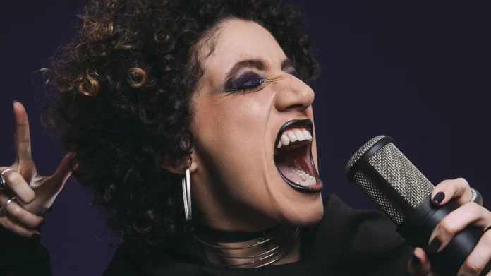 Luiza Romão no espetáculo 'Nadine', em cartaz no Sesc SP