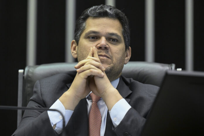 Na queda de braço com o governo federal, o presidente do Senado Davi Alcolumbre adiou a sabatina do indicado ao STF, Jorge Messias