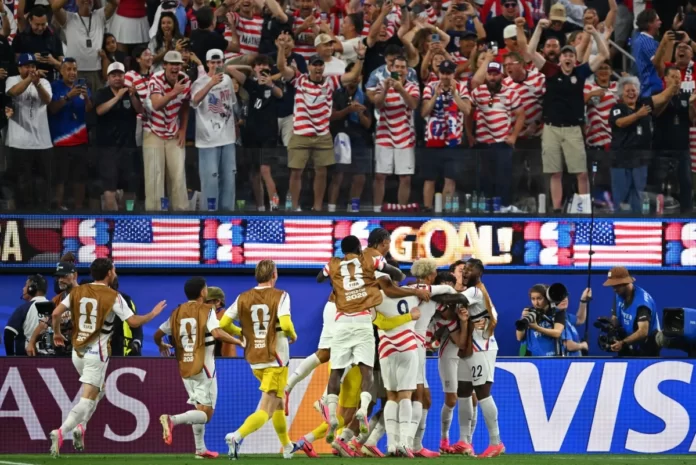 O meio-campista americano nº 07, Giovanni Reyna, comemora com seus companheiros de equipe após marcar o quarto gol de sua equipe durante a partida do Grupo D da Copa do Mundo de 2026 entre Estados Unidos e Paraguai