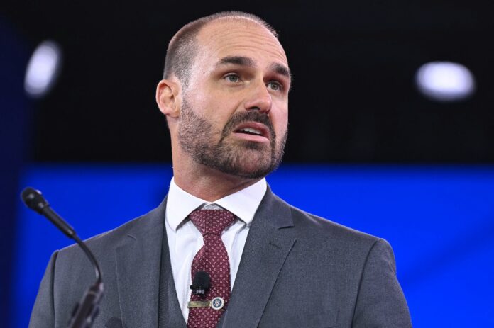 Eduardo Bolsonaro reivindica postura abjeta de orgulho dos crimes que comete, diz cientista política