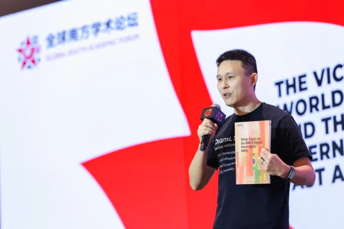 Jeff Xiong, secretário-geral do Fórum Acadêmico do Sul Global, no pódio durante o evento anual da organização em Xangai