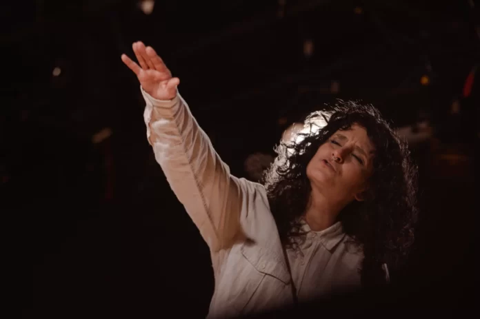 Tânia Farias em cena no espetáculo 'Manifesto de Uma Mulher de Teatro'