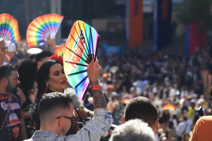 Parada do Orgulho LGBT+ em São Paulo, que completa 30 anos, é realizada na Avenida Paulista