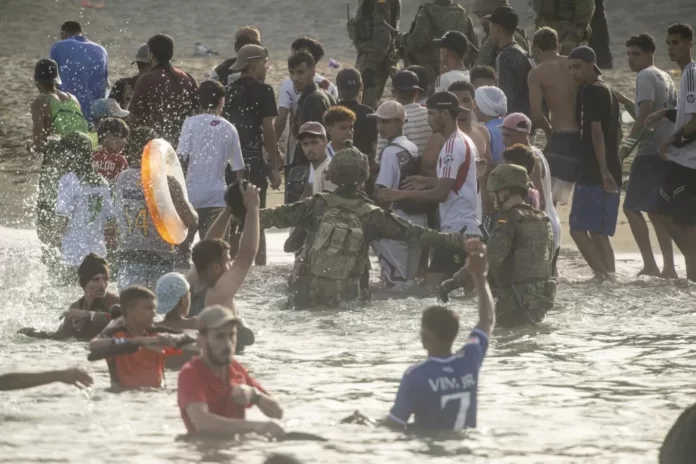 Forças de segurança espanholas tomam medidas enquanto migrantes chegam à costa da cidade espanhola de Ceuta, no Norte da África, após tentarem nadar a partir do Marrocos em 31 de julho de 2026.