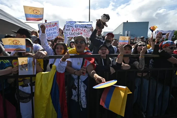 Apoiadores do presidente da Colômbia, Gustavo Petro, aguardam seu discurso e um desfile militar para comemorar o Dia da Independência da Colômbia em Bogotá, em 20 de julho de 2026