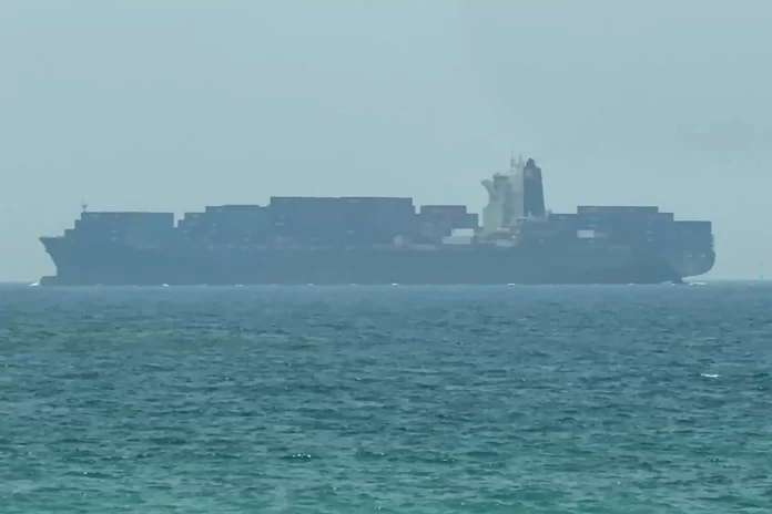 Navio cargueiro ancorado perto do Estreito de Ormuz, na costa leste dos Emirados Árabes Unidos, em Khor Fakkan