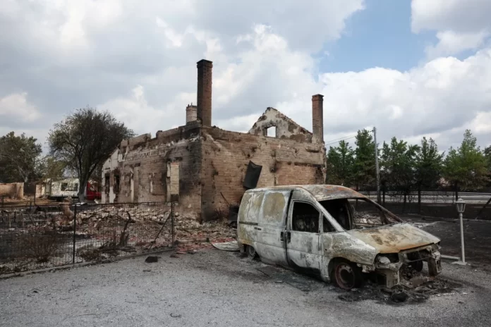 Fotografia mostra uma casa e carro queimados em uma das províncias mais afetadas pelo fogo, no sul da França