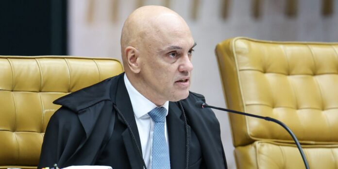 Moraes pede manifestação da PGR sobre recusa de Flávio em depor
